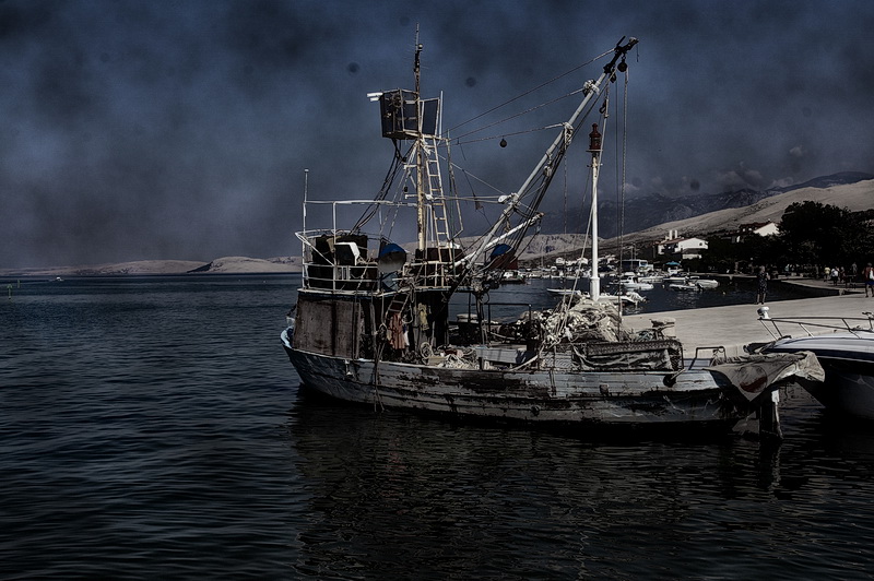 Dalmatien: PAG > Fischerboot im Geisterlook