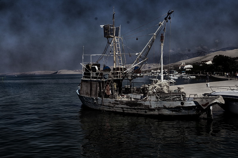 Dalmatien: PAG > Fischerboot im Geisterlook