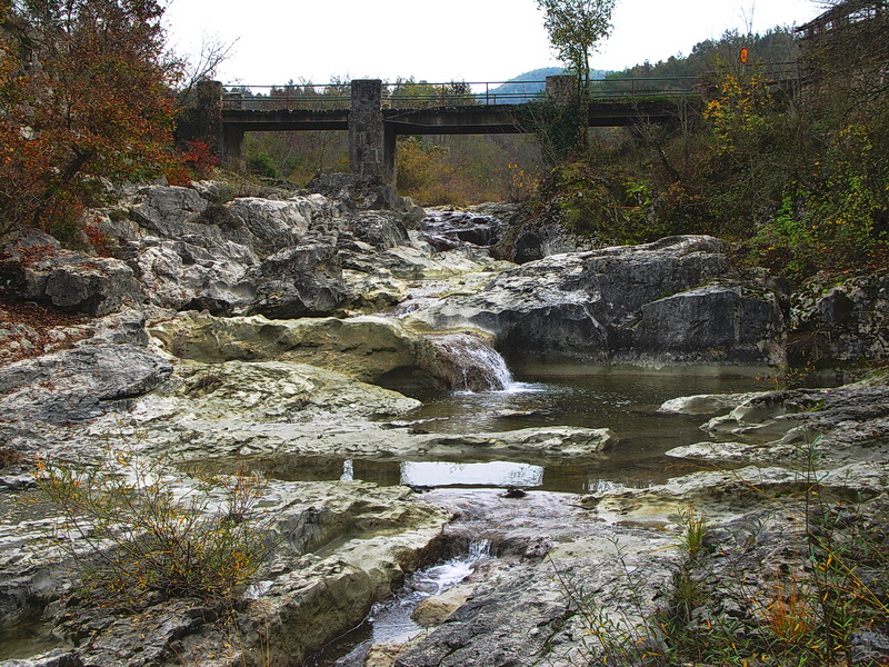 Istrien: KOTLI > Wasserfall im Herbst