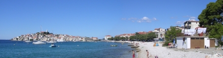 HEADER > Panorama mit Halbinsel und Stadtstrand von Primosten