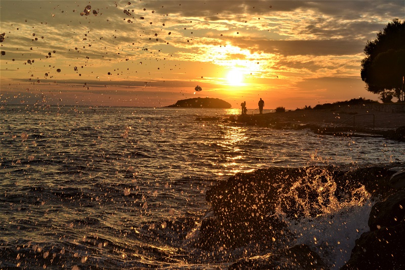 Wassertropfen_im_Sonnenuntergang.jpg