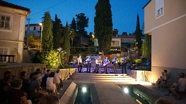 Kvarner> Malinska> Klapa Konzert am Hafen