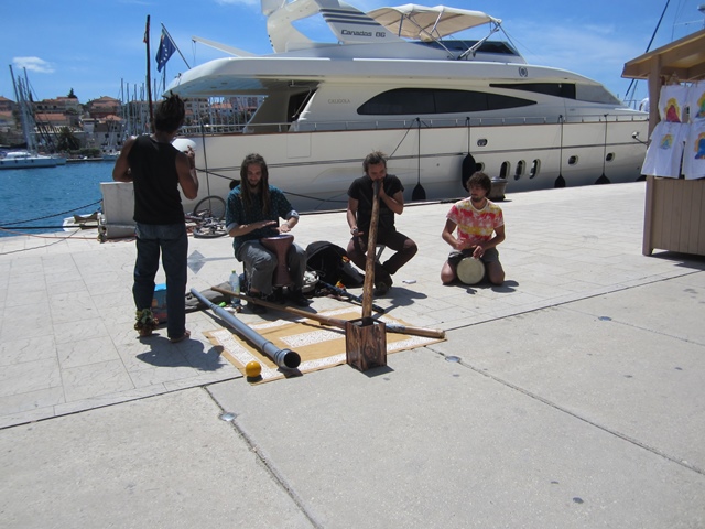 Dalmatien : Trogir > Am Hafen> Tolle Musik>