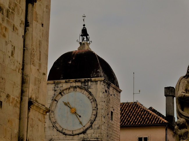 DALMATIEN: Trogir> Kirchturmuhr