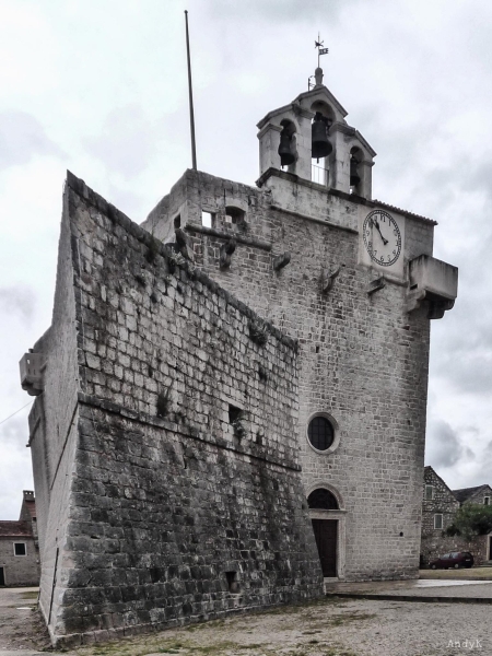 Dalmatien: VRBOSKA > Wehrkirche mit Uhr