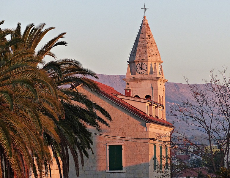 Dalmatien>Kirche im Sonnenuntergang