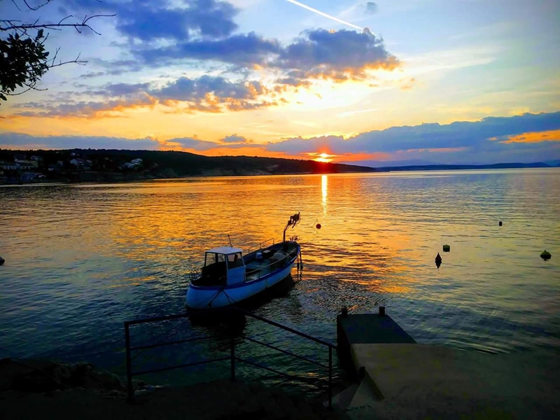 Kvarner:SILO auf Insel Krk>Fischerboot umspielt vom Lichterglanz der untergehenden Sonne