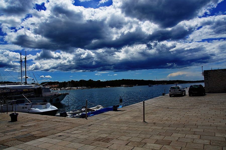 Istrien: POREC > Wolken über den Hafen