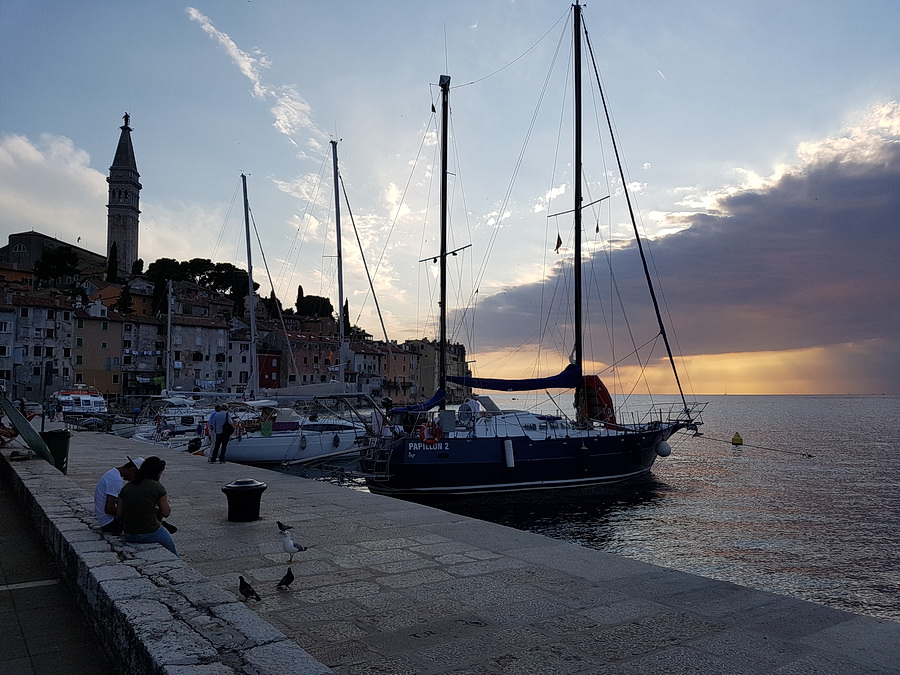 Abendspaziergang__am_Hafen_von_Rovinj-1.jpg