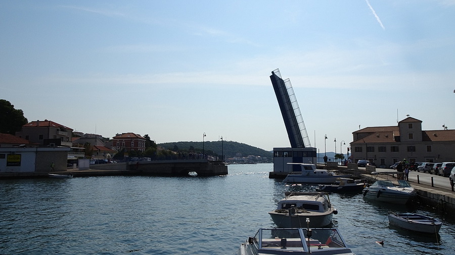 Insel Murter geöffnete Brücke in Tisno