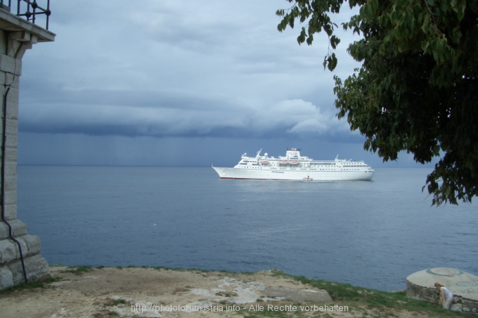 Kreuzfahrtschiff vor Rovinj-1