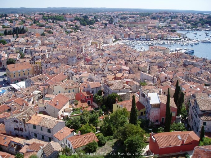 Blick von der Basilika auf die Hafenstadt Rovinj