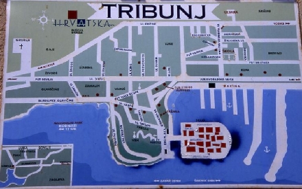 TRIBUNJ > 0-Stadtplan > Hauswand am Touristikbüro