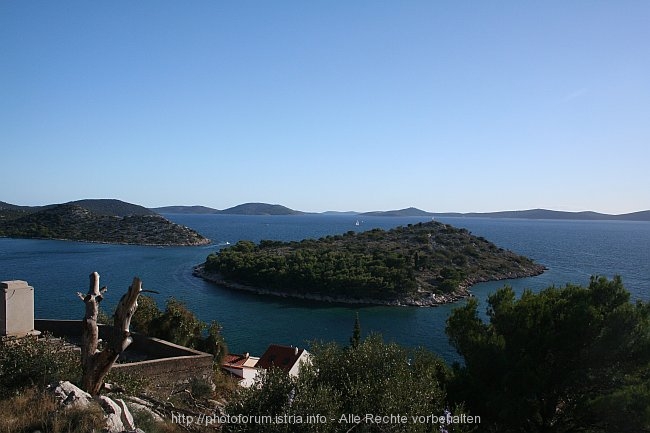 TRIBUNJ > Berg Vrh >Ausblick auf die Insel Lukovnik