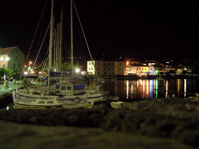 PRIMOSTEN > Hafen bei Nacht