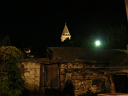 Sveti Juraj Primosten - Blick aus einem Hinterhof auf den Turm bei Nacht