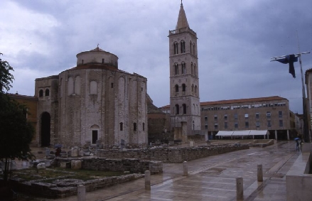 ZADAR > Altstadt > Sveti Donat und Kirche Sv. Stošija hinter dem ehemaligen römischen Forum