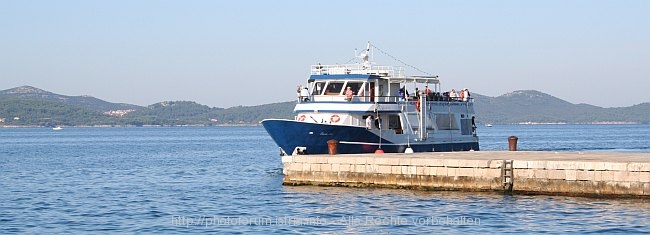 ZADAR > Altstadt > Ausflugsschiff legt an