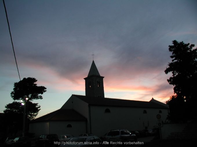 NIN > Kirche in der Abenddämmerung