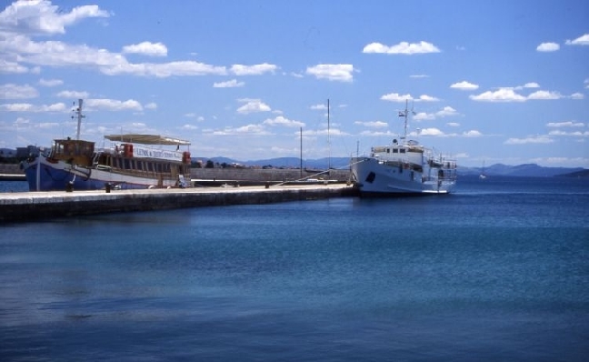 VODICE > Hafen > Personenfähre Tijat - fährt nach Sibenik