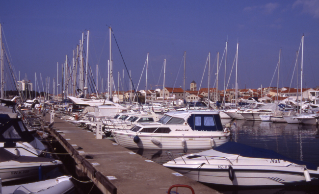 VODICE > Stadt versteckt sich hinter der Marina