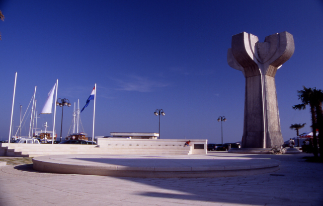 VODICE > Amphitheater und Denkmal