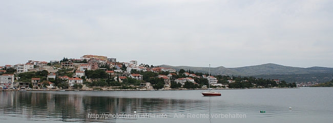 ROGOZNICA > Panorama des Ortsteiles auf dem Festland