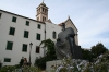 SIBENIK > Klosterkirche Sv. Frane im Rücken des Denkmales Petar Kresimir IV