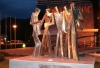 OMIS > Figuren vor dem Supermarkt OMIS > Figuren vor dem Supermarkt