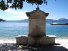 GRADAC > Uferpromenade > Brunnen