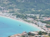 Baska, Blick von Crkva Sv. Ivana (Kirche des Heiligen Johannes) zum Strand