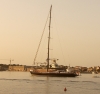 Segelboot im Hafen