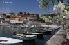 Bucht mit Hafen von Rabac - v. i. Bild ein herrlich blühender Oleander.