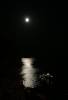MOND > Kreuzfahrtschiff liegt im Mondlicht vor Anker