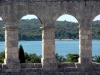 PULA > Amphitheater > Blick durch die Bögen