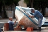 3. Platz < diko > BOOTSBAUER > zwei Herren bei der Renovierung eines Bootes