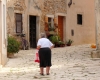 BALE/Istrien > historische Altstadt > altes Haus und alte Frau