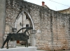 SVETI LOVREC > moderne Skulptur vor alter Stadtmauer