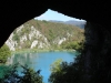 NATIONALPARK PLITVICER SEEN > Supljara pecina > Höhlenausblick über den Jezero Kaluderovac > Winnetou-Höhle