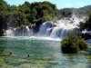 Dalmatien: KRKA NATIONALPARK > Badende vor dem Wasserfall