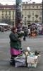 ZAGREB > DONJI GRAD > Blumenverkäuferin vor dem Hauptbahnhof