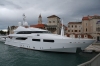 TROGIR > Altstadt > Uferpromenade (Riva) > Luxusyacht