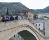 MOSTAR > Alte Brücke > Spektakel der Brückenspringer > Animateur