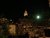 Sveti Juraj Primosten - Blick aus einem Hinterhof auf den Turm bei Nacht