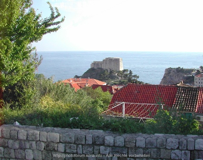 Vor der Satdtmauer von Dubrovnik 9