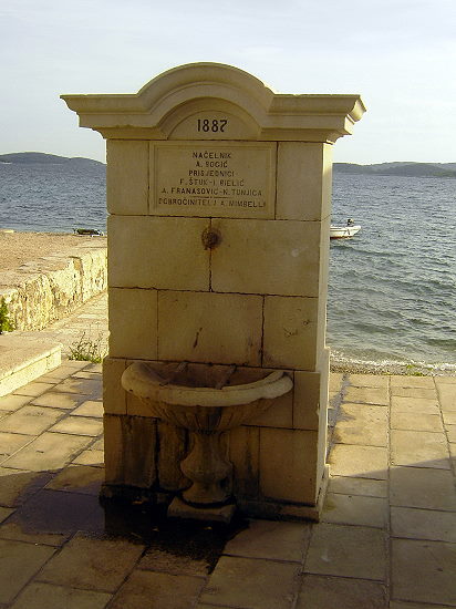 OREBIC > Uferpromenade > Wasserspender