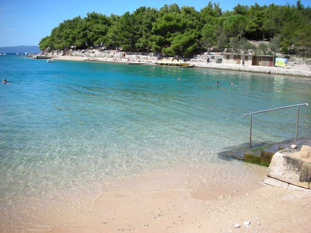 CRES > Strand beim Hotel Kimen > Strandpromenade nach Cres