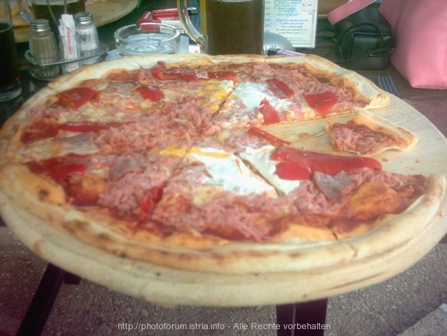 Pizza in Lokal in Vela Luka
