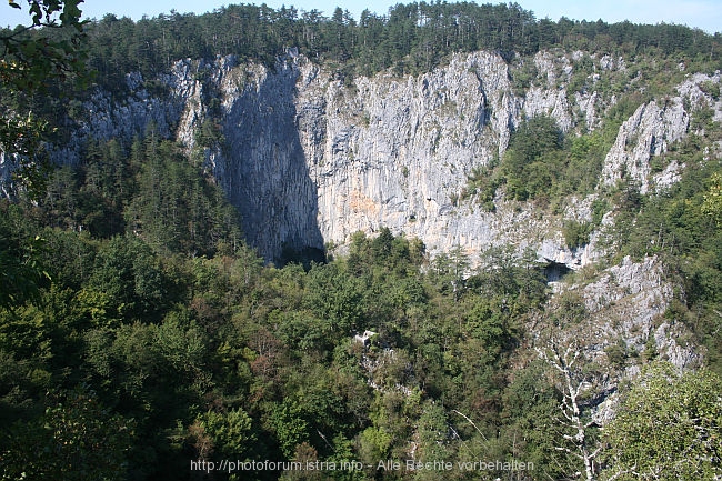 SKOCJAN > Karstdoline mit Höhlenausgang Skocjanske jame