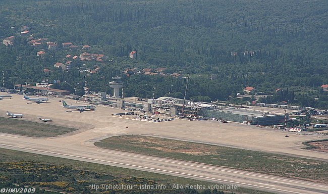 KONAVLE > Berg Strazisce > Blick auf den Flughafen Dubrovnik bei Cilipi